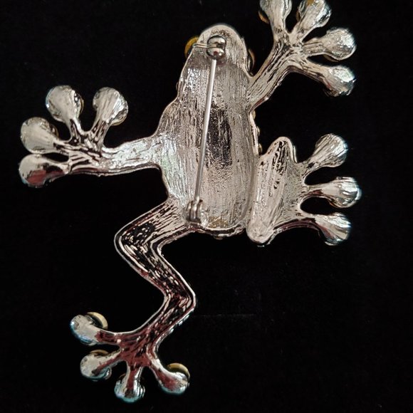 Tree Frog Crystal Brooch - Picture 4 of 5